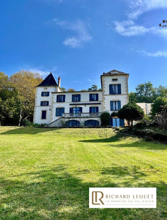 保拉扎克Richard Lequet Domaine gastronomique du Val d Atur的一栋带有大院子的白色大房子