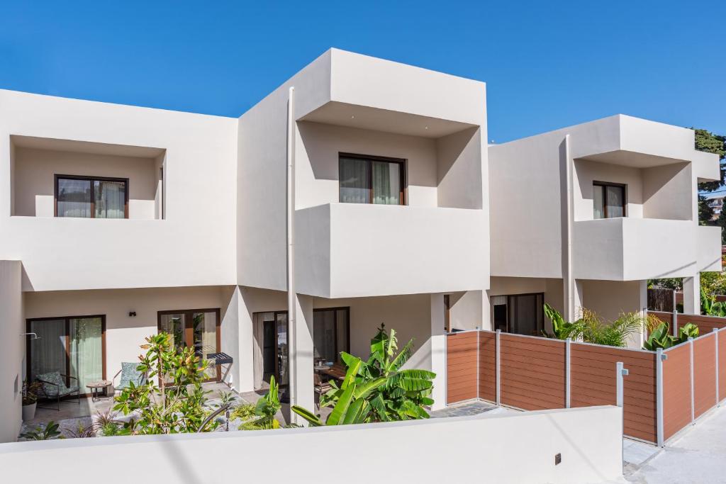 una imagen de un edificio de apartamentos con balcones en Samos Tropic Apartments en Ríva