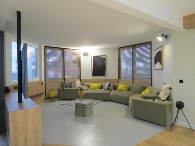 - un salon avec un canapé vert et des oreillers jaunes dans l'établissement Belles prestations pour ce T4 avec vue mer et piscine - 6FLAM701 high-end residence sea view and pool, à Canet