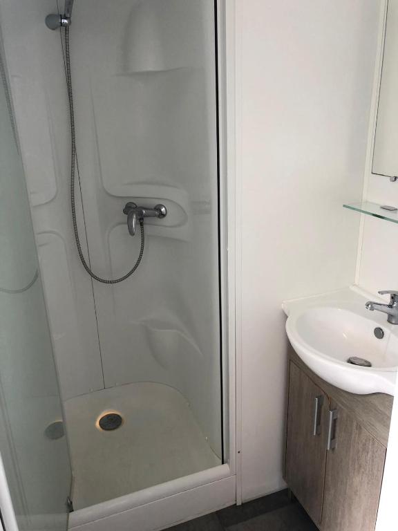 Koupelna v ubytování Mobile-home les pieds dans l'eau