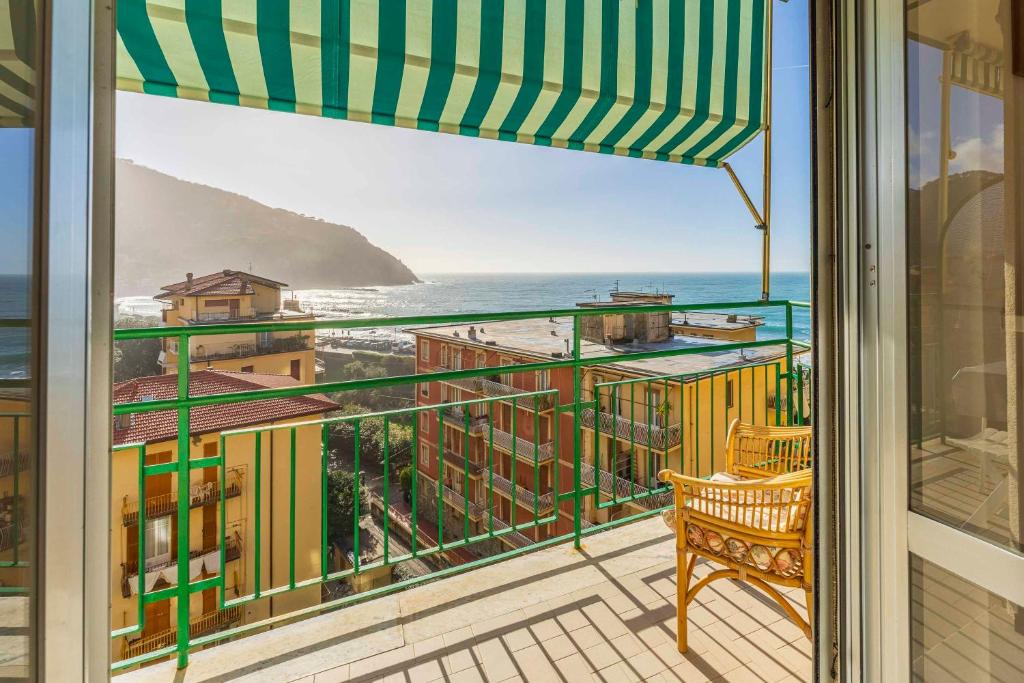 Sunshine Front Beach Levanto