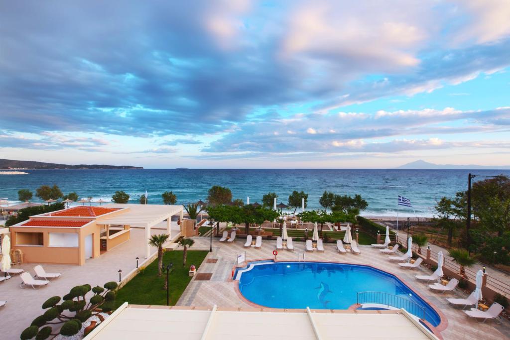 una vista aerea di un resort con piscina e oceano di Blue view Hotel a Limenaria