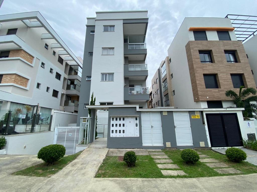 un edificio de apartamentos con un garaje delante de él en Apartamento 401 Palmas Beach, en Governador Celso Ramos