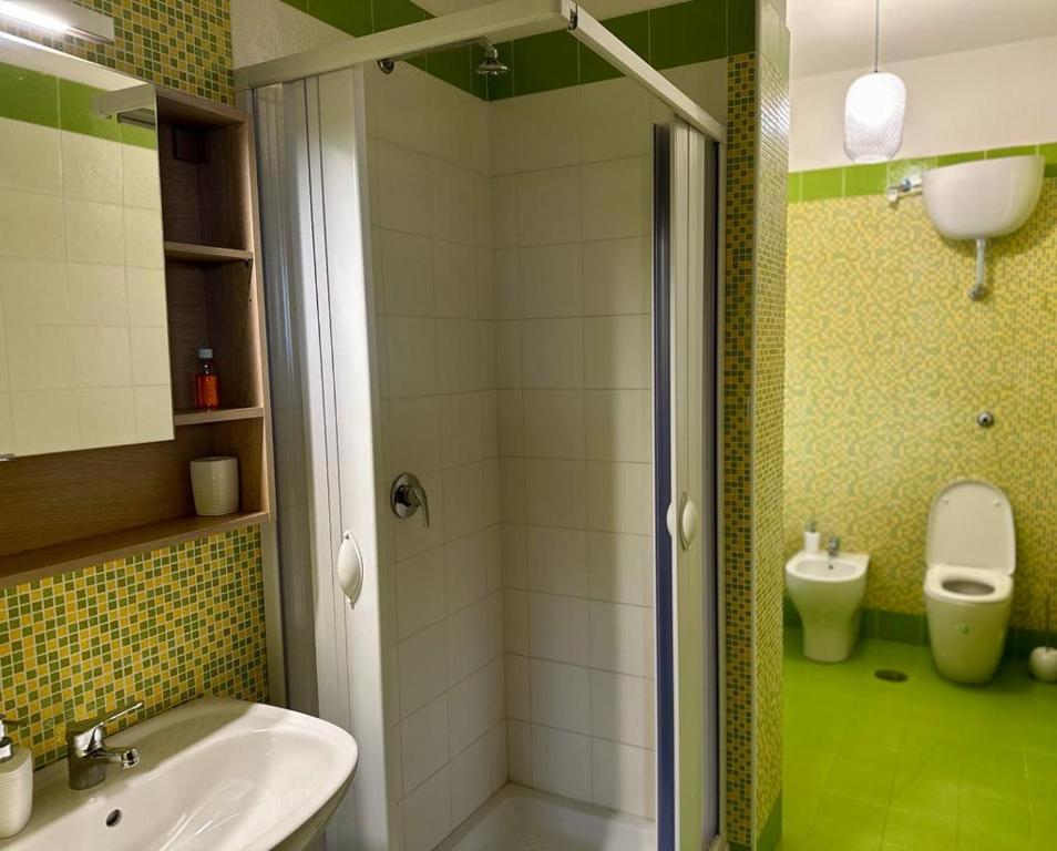 ein Bad mit einer Dusche, einem Waschbecken und einem WC in der Unterkunft Appartamento accogliente con terrazzo panoramico in Telese