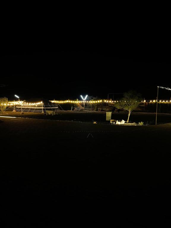 ein nachts beleuchteter Parkplatz mit Licht in der Unterkunft Murbad farm 