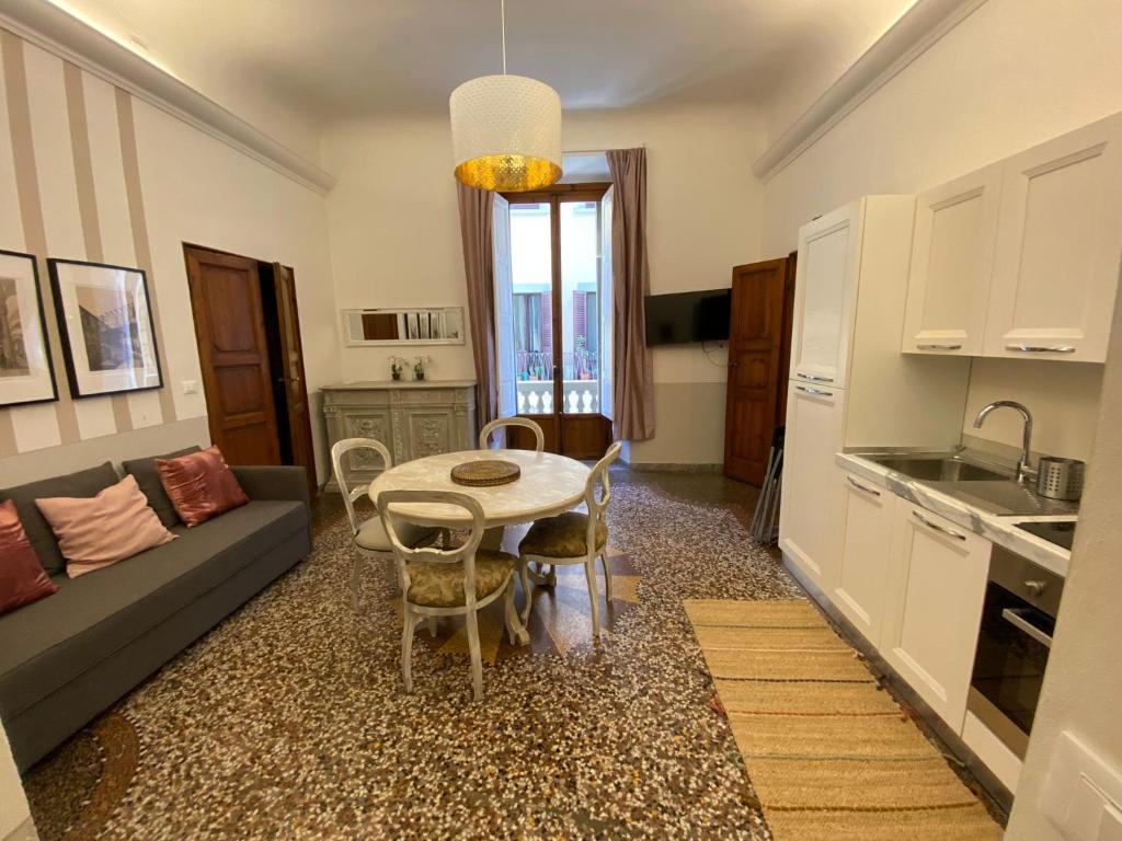 A kitchen or kitchenette at Proconsolo 9S