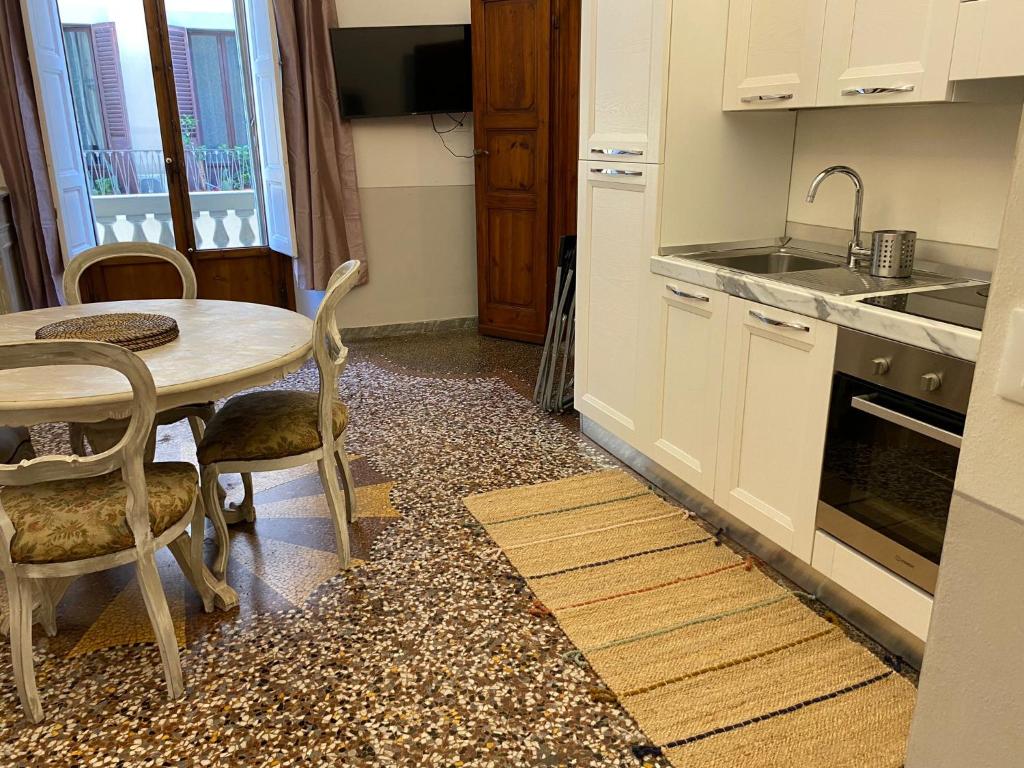 A kitchen or kitchenette at Proconsolo 9S