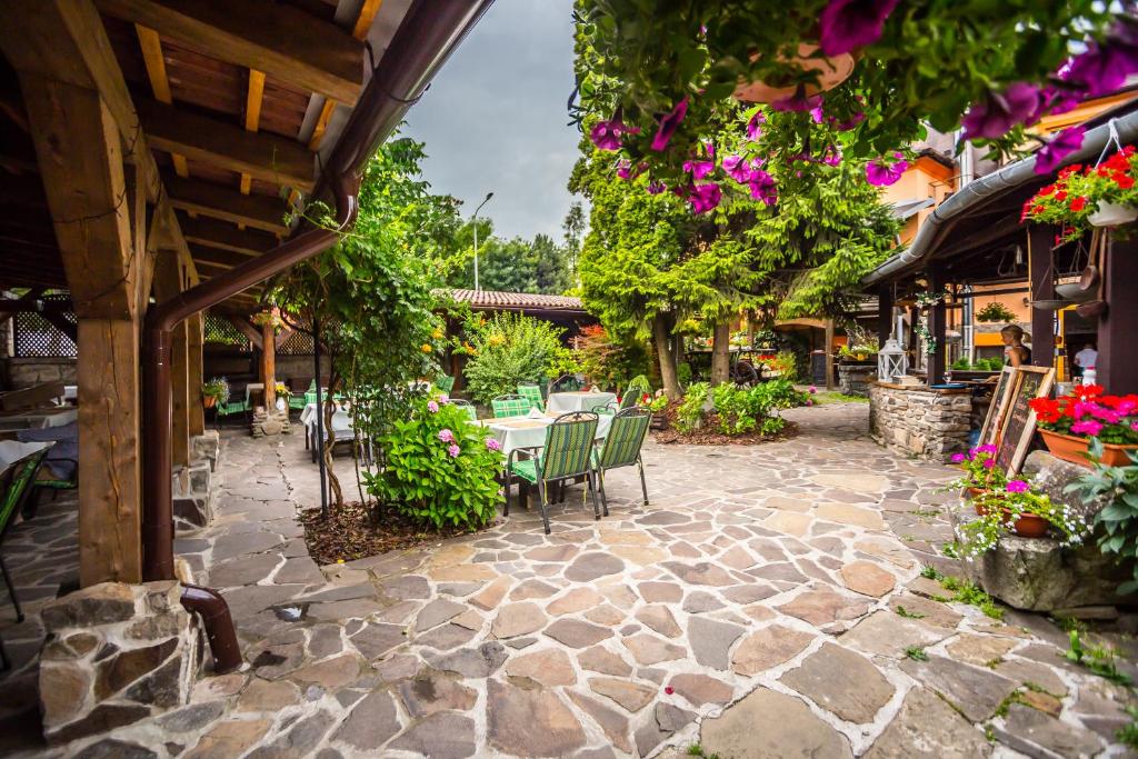 Vonkajšia záhrada v ubytovaní Penzion Trattoria