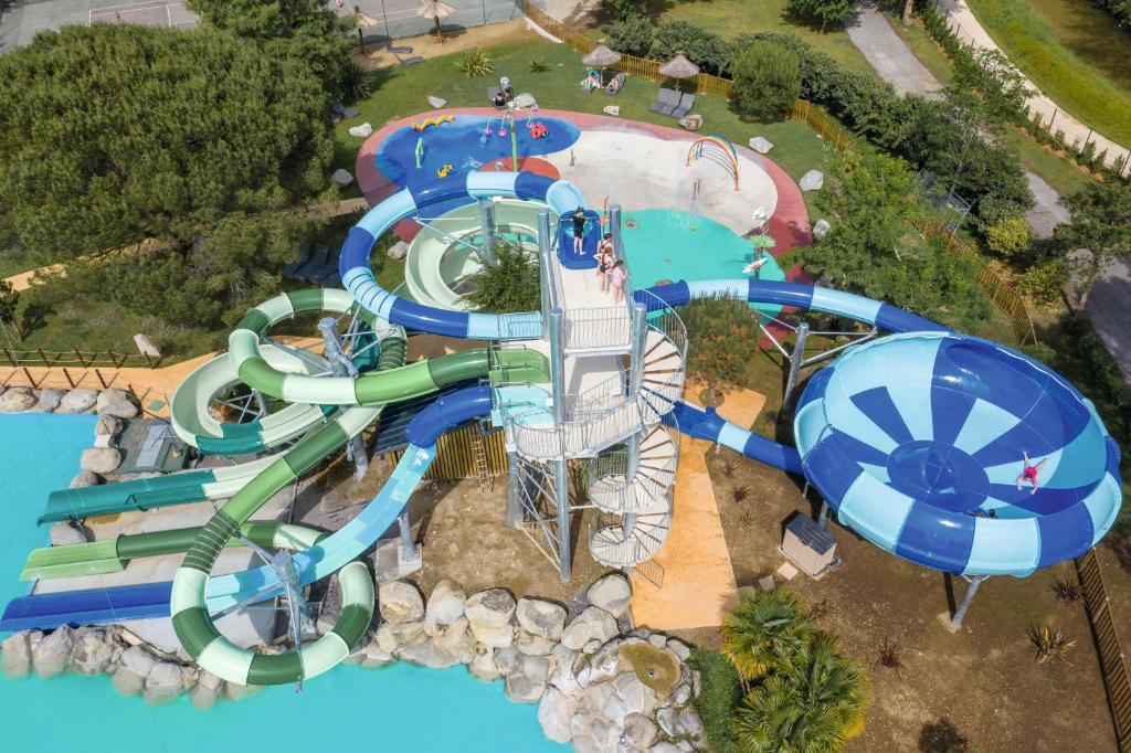 een luchtzicht op een waterpark met een waterglijbaan bij Le Ruisseau - EuroResorts Bidart in Bidart