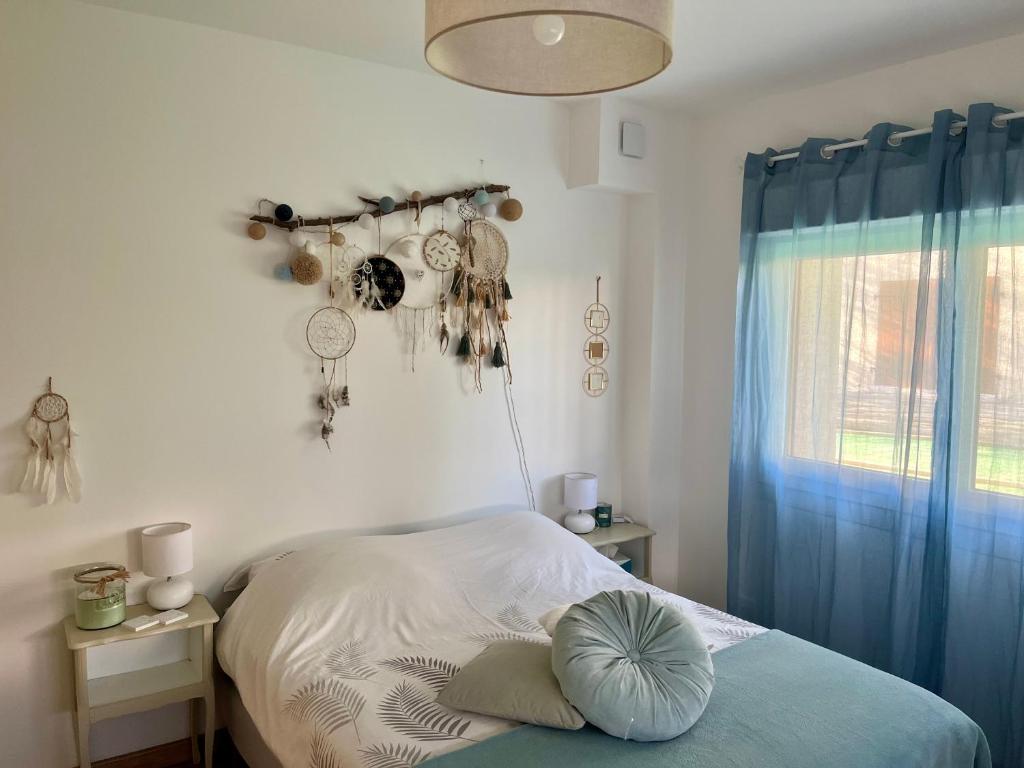 - une chambre avec un lit doté d'un rideau bleu dans l'établissement Appartement 4 à 6 pers Annecy, à Annecy