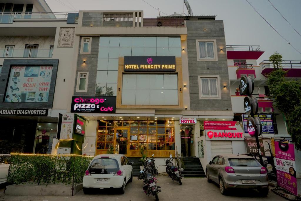 eine Gruppe von Motorrädern, die vor einem Gebäude geparkt sind in der Unterkunft Hotel Pinkcity Prime & Chicago View Cafe in Jaipur