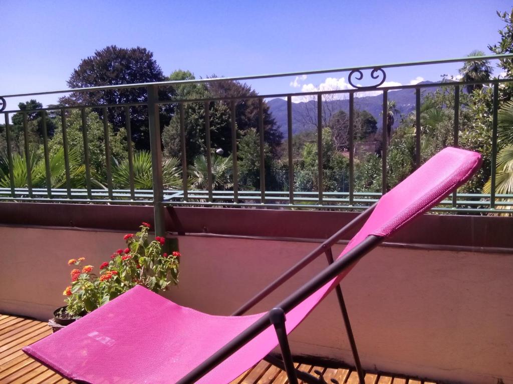 einen rosa Stuhl auf dem Balkon in der Unterkunft Appartamento La Camelia in Ameno