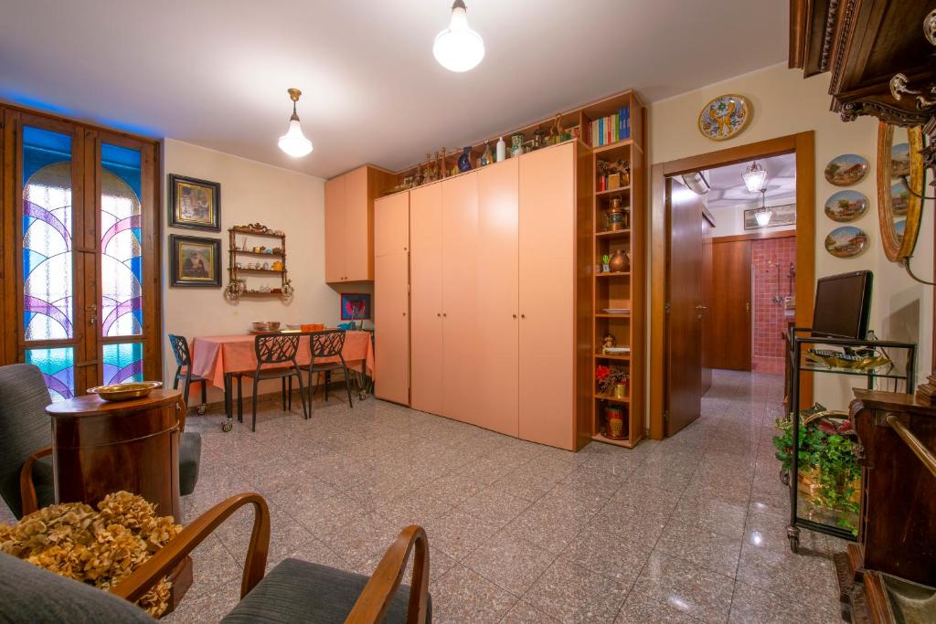 een woonkamer met een tafel en een eetkamer bij Residenza Impero Bezzecca in Verona