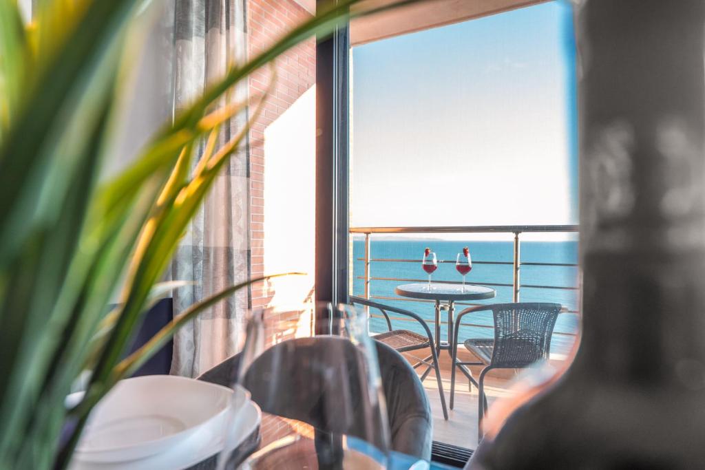 Luxurious Seaview Apartment with Jacuzzi - Image 7