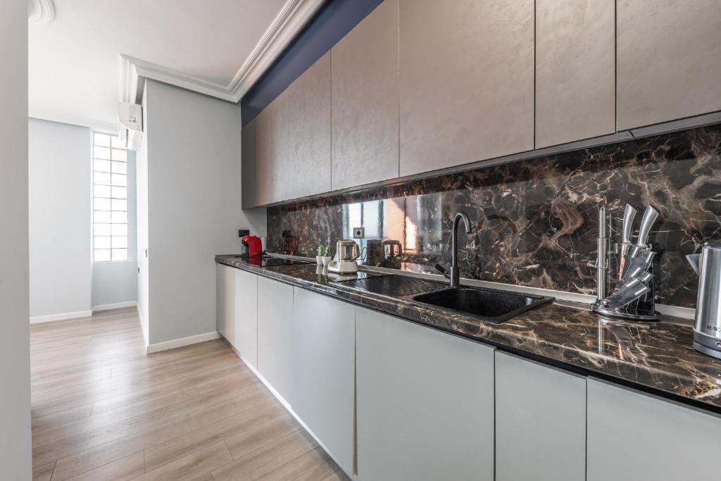 Luxurious Seaview Apartment with Jacuzzi - Image 9