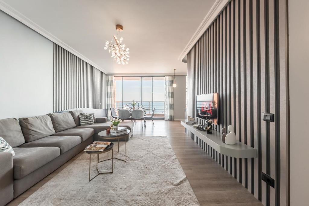 Luxurious Seaview Apartment with Jacuzzi - Image 3