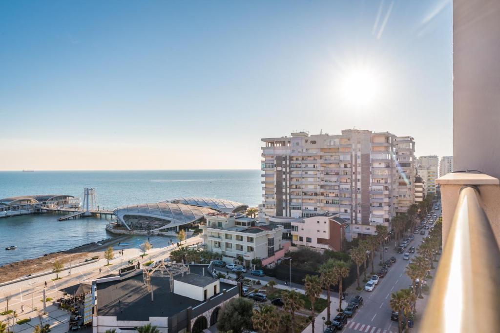 Luxurious Seaview Apartment with Jacuzzi - Image 4