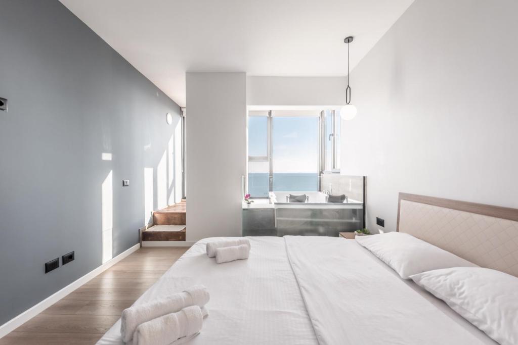 Luxurious Seaview Apartment with Jacuzzi - Image 5