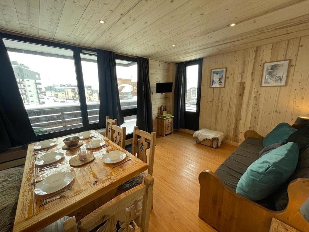 un salon avec une table et un canapé dans l'établissement Studio rénové avec balcon, au pied des pistes, WiFi et proche commodités - FR-1-502-552, à Tignes