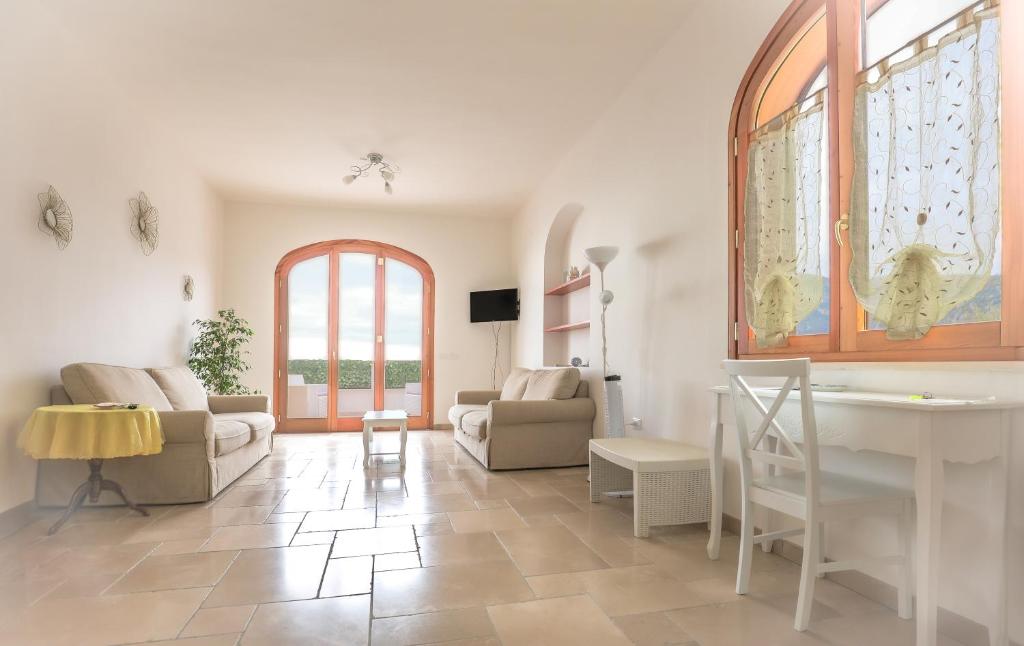 ein Wohnzimmer mit einem Sofa und einem Tisch in der Unterkunft Casa Vacanze Agape in Positano