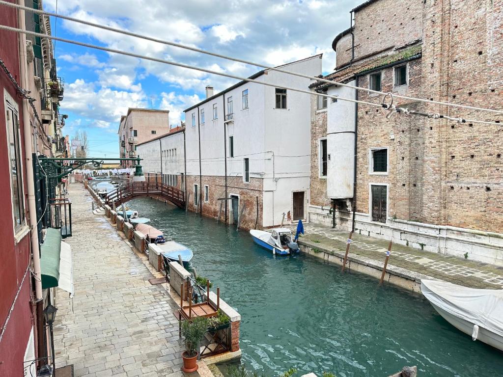 un canal dans une ville avec des bateaux dans l'eau dans l'établissement Cà De Sbiess, à Venise