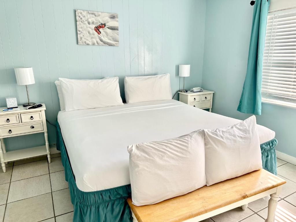 Postel nebo postele na pokoji v ubytování St Maurice Beach Inn