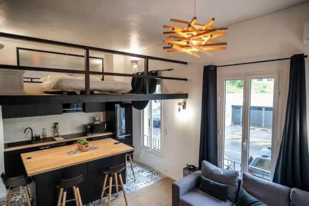 una cucina e un soggiorno con letto a soppalco di Appartement avec mezzanine a Nizza