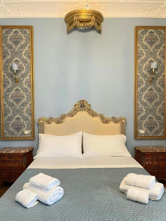 A bed or beds in a room at La Baronessa