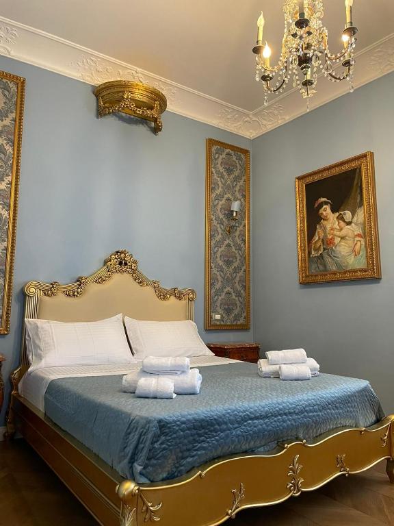 A bed or beds in a room at La Baronessa