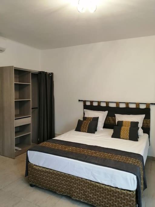 une chambre avec un grand lit dans une pièce dans l'établissement Studio proche du centre-ville, à Carcassonne