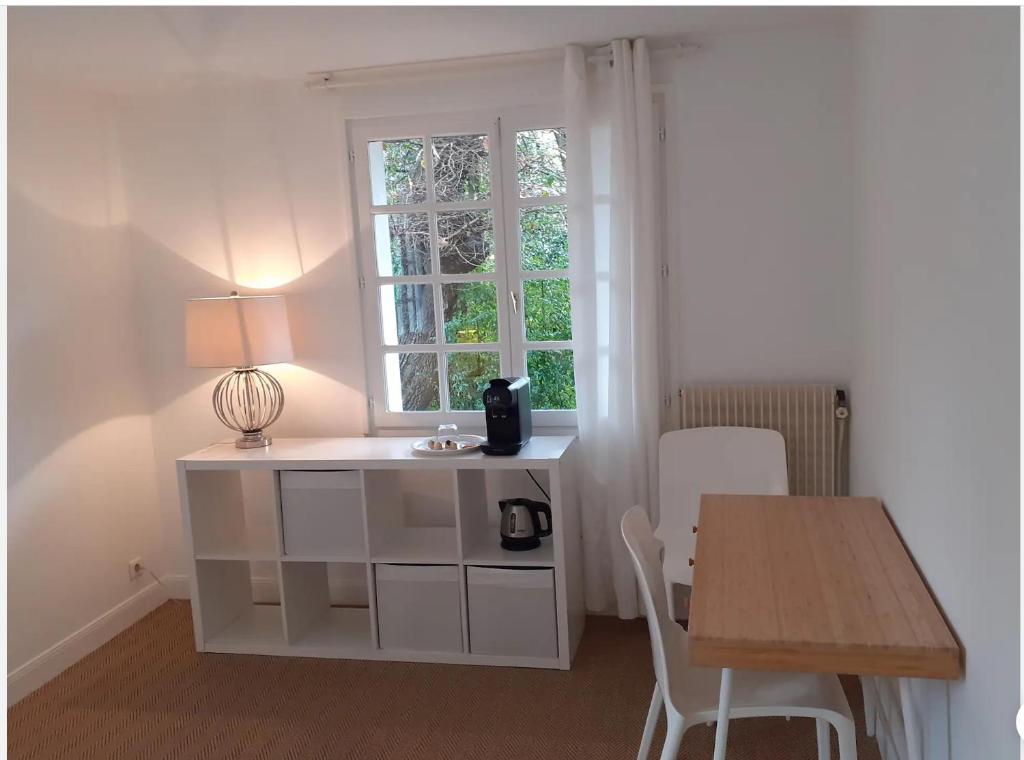 バイヨンヌにあるMendiskaのデスク、テーブル、窓が備わる客室です。