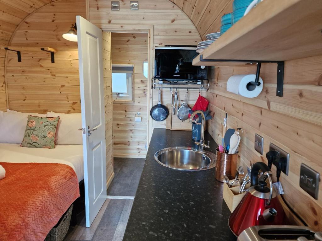 Kuchyň nebo kuchyňský kout v ubytování Rowan Gorgeous Glamping Hideaway