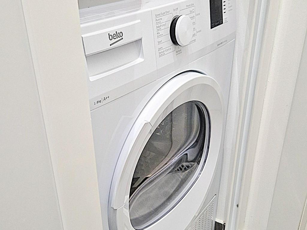 Un lave-linge blanc est disponible dans la chambre. dans l'établissement La Baronessa, à Palerme