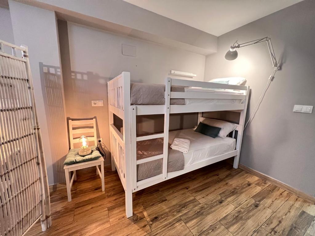 Posteľ alebo postele v izbe v ubytovaní Nuestra Casita de Marmoles Parking Incluido 2 bicis gratis