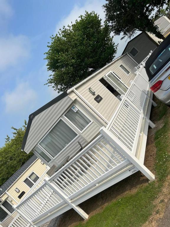 uma casa com um alpendre ao lado em Lovely 2-Bed Luxury Caravan in Newquay em Newquay