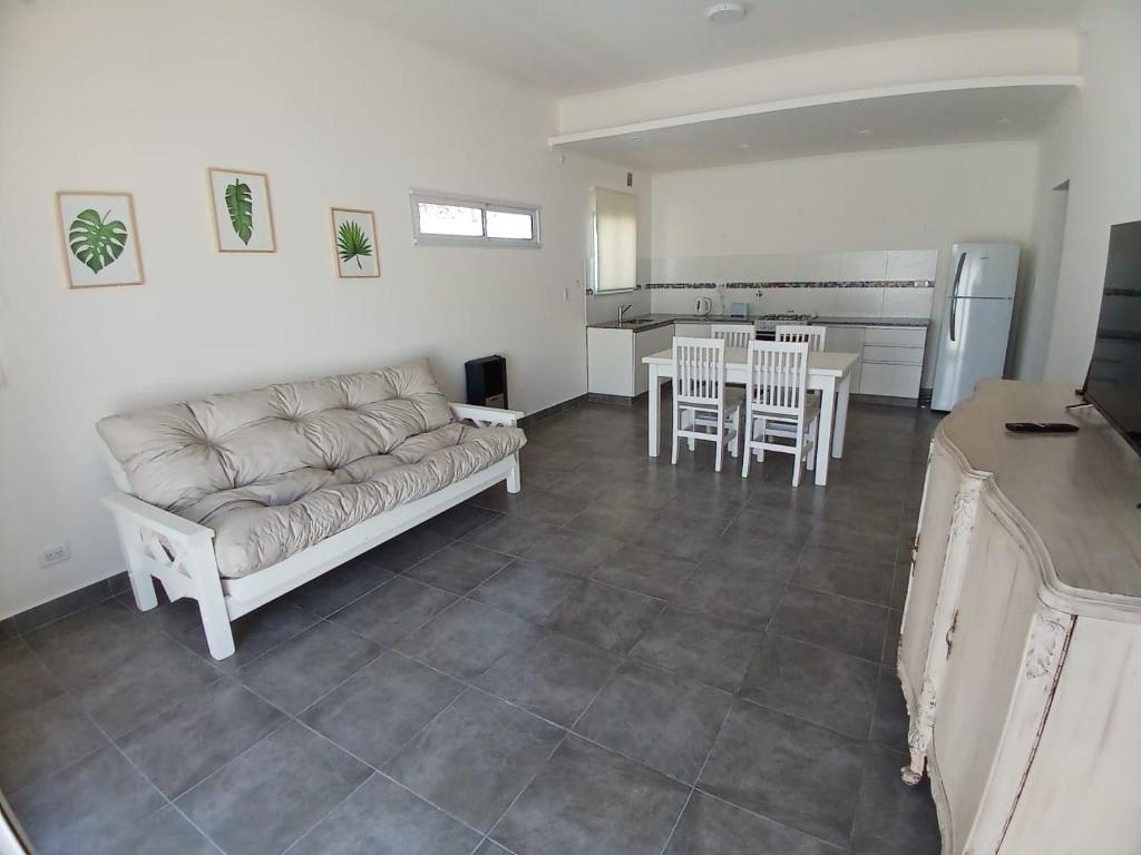 een woonkamer met een bank en een tafel en stoelen bij Alquiler temporario Chacabuco in Chacabuco