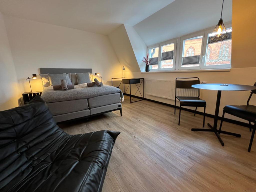 um quarto com uma cama, uma mesa e cadeiras em Studiowohnung 5 in Buxtehude em Buxtehude