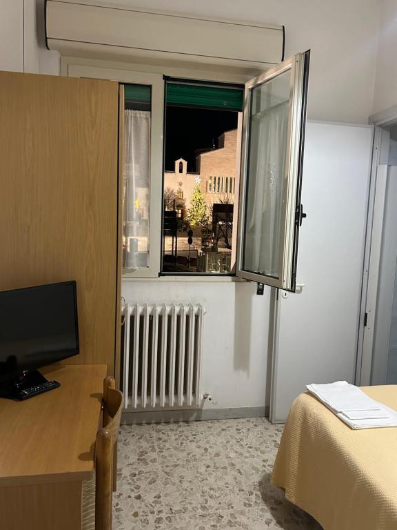 TV a/nebo společenská místnost v ubytování Albergo pensione Bianco