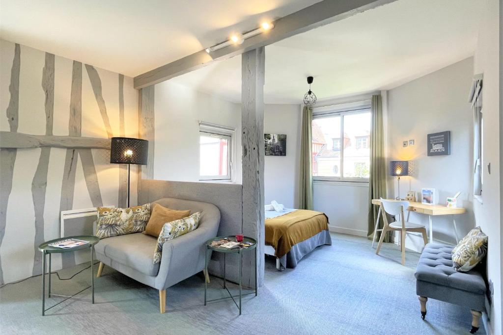 un salon avec un canapé et une table dans l'établissement Les 3 Clochers - Cosy et Confort - Hypercentre, à Rouen