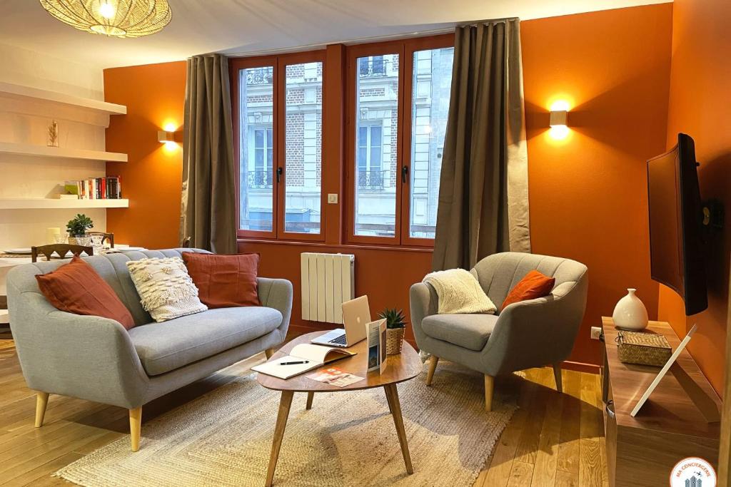 un salon avec un canapé et deux chaises dans l'établissement Le Terracotta - Standing - Lumineux, à Rouen