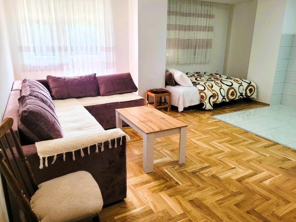 sala de estar con sofá y cama en Cozy studio apartment near the city park en Strumica