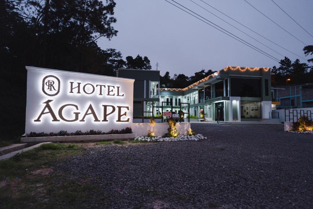 ein Hotel Acapella-Schild vor einem Gebäude in der Unterkunft Hotel Ágape in Marcala