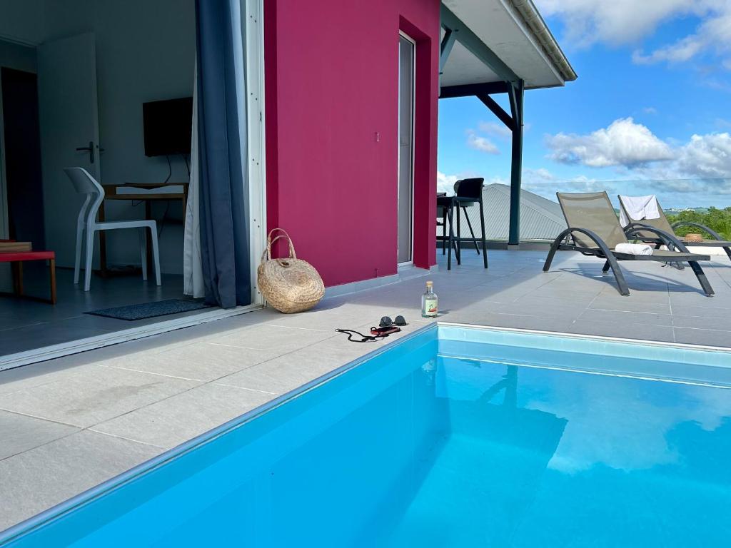 Bazén v ubytování La villa Jalna Grenadine deux chambres et piscine privée nebo v jeho okolí