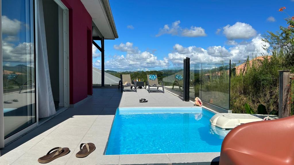 Bazén v ubytování La villa Jalna Grenadine deux chambres et piscine privée nebo v jeho okolí