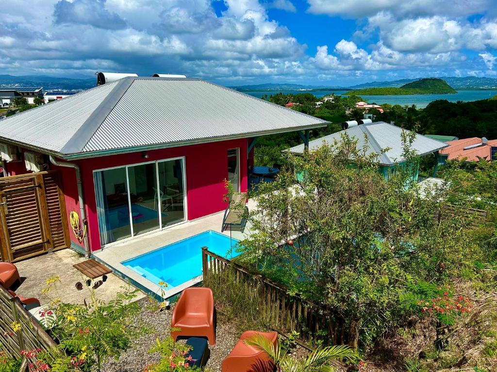 una vista aérea de una casa con piscina en La villa Jalna Grenadine deux chambres et piscine privée en Les Trois-Îlets