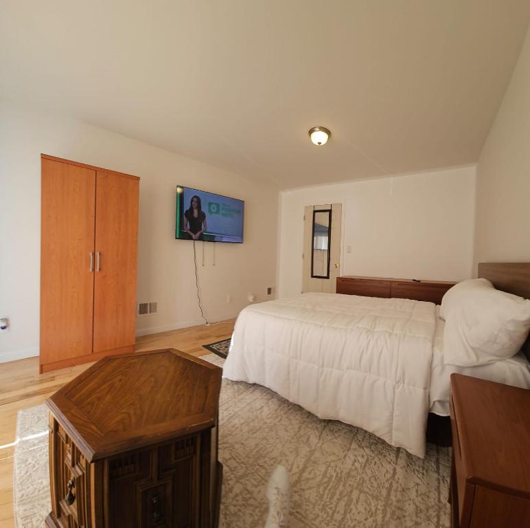 Katil atau katil-katil dalam bilik di Traveler's Lodge In Newark City