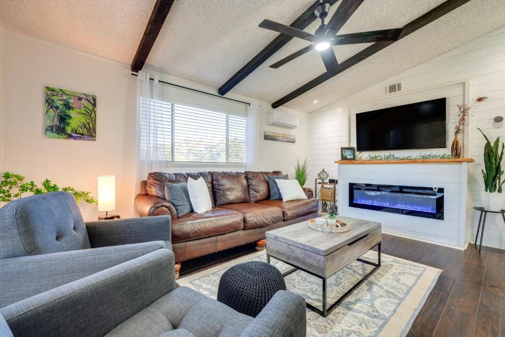 uma sala de estar com um sofá e uma televisão em Awesome Canyon Lake Home Rooftop Deck and Fire Pit! em Canyon Lake