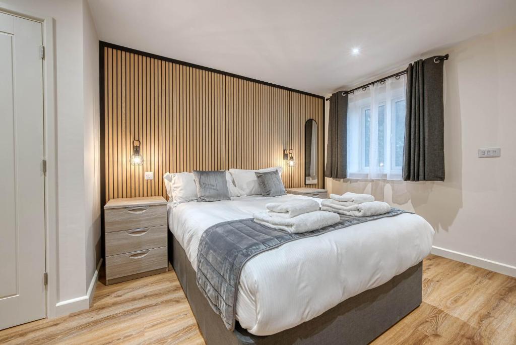 una camera da letto con un grande letto con asciugamani di Luxury Stockton Studio Rooms, Free WiFi & Parking 
