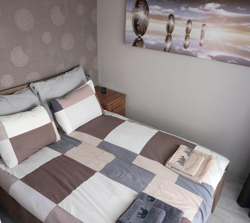 A bed or beds in a room at Prime Apartment Heviz