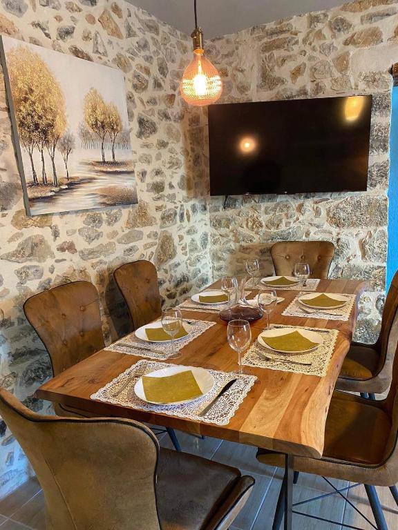 una sala da pranzo con tavolo e sedie in legno di Adeste to Lasithi Luxury Apartment a Mésa Lasithákion